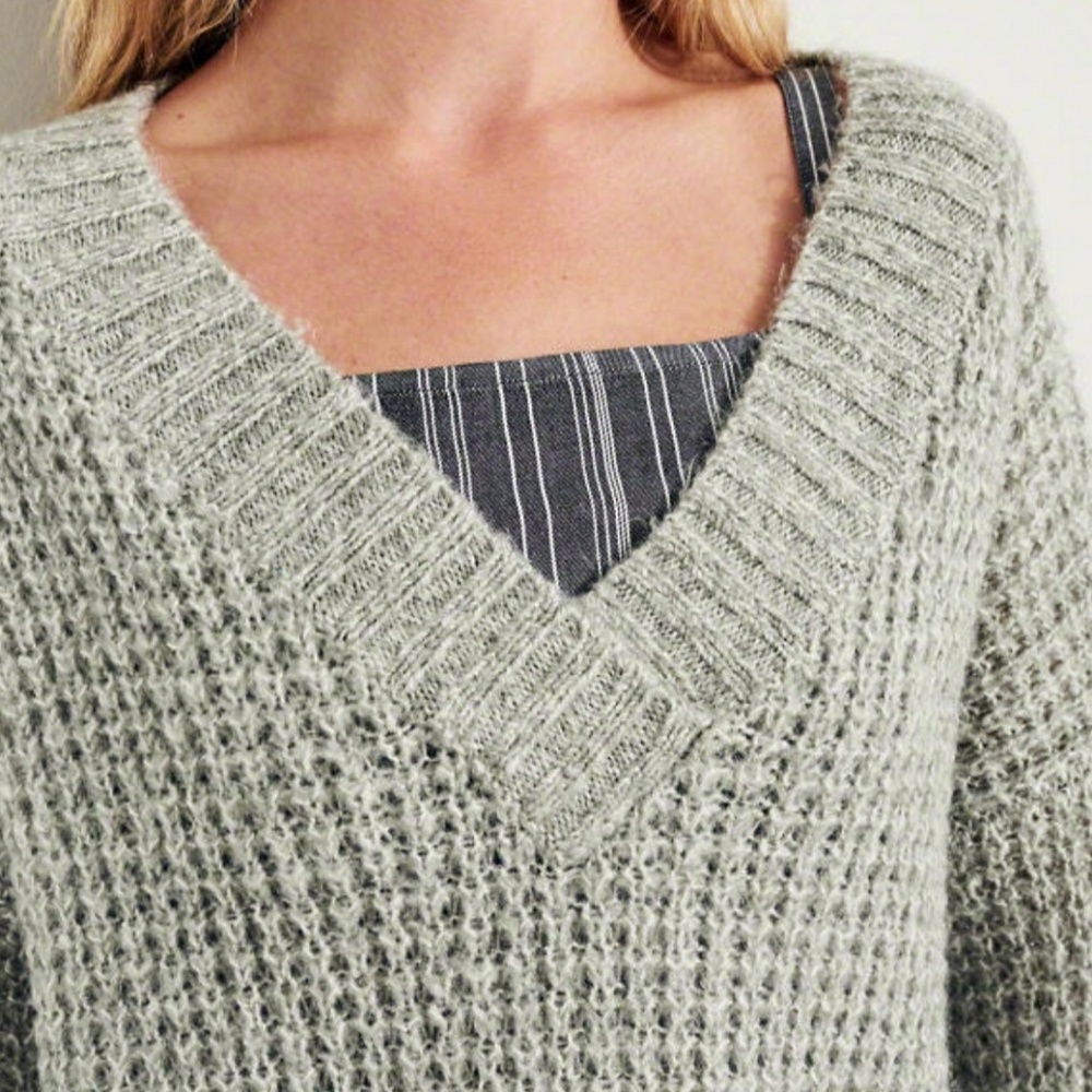 ⚠️LAST ONE⚠️NWT HOLLISTER OVERSIZED COZY SWEATER - Picture 4 of 6